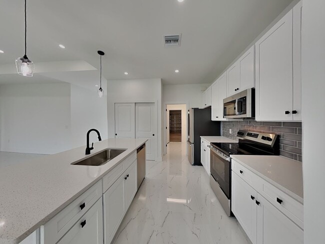 Building Photo - 4224 NE 22nd Pl