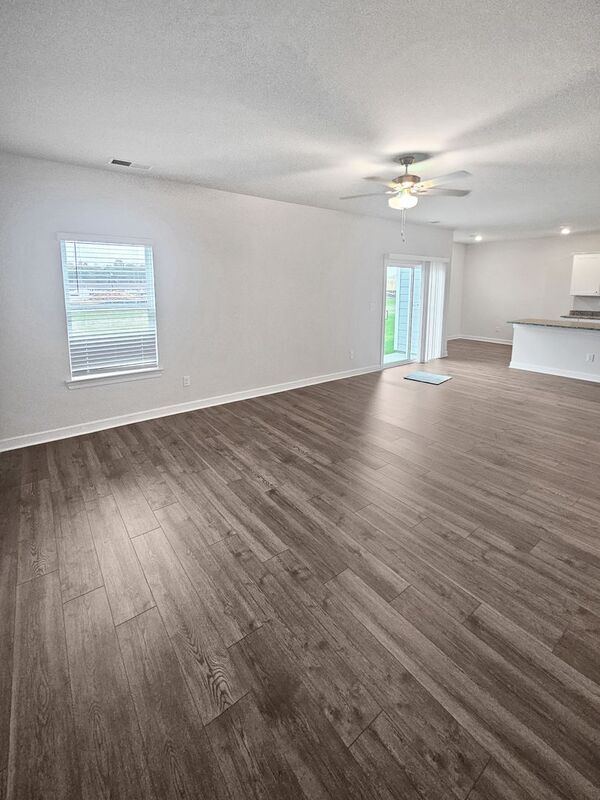 Foto del edificio - 2327 Valverde Wy