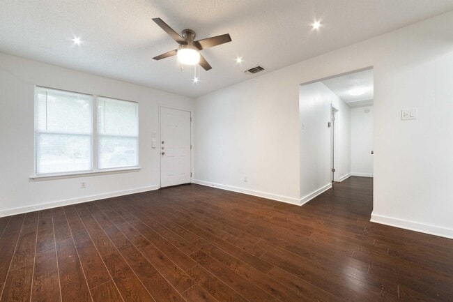 Building Photo - 205 Chippendale Ave