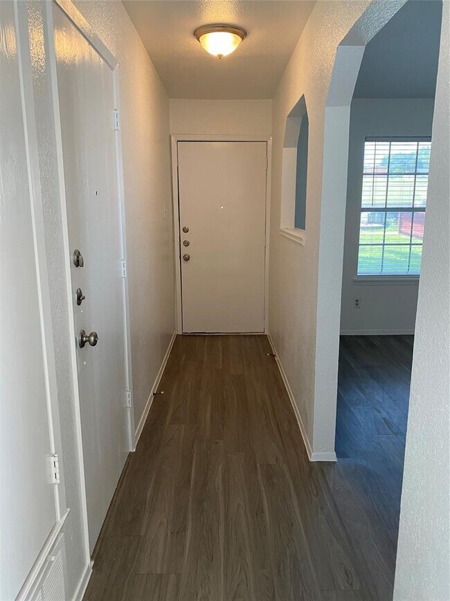 Building Photo - 9511 Aberdeen Way