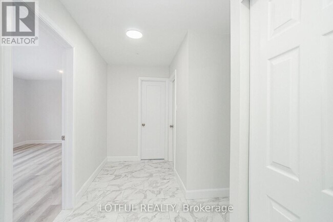 Building Photo - 484 Queen Mary St