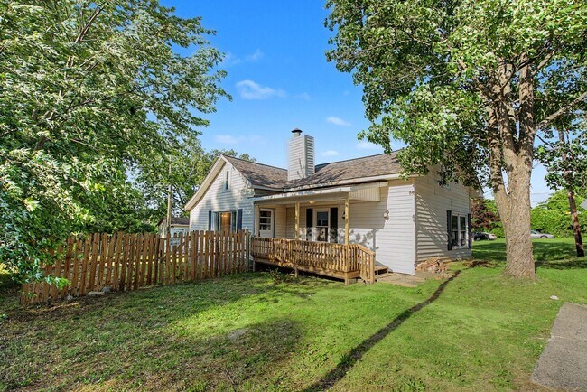Foto del edificio - Classic 4-Bedroom Home with Spacious Backyard in Greensboro!