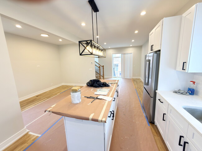 Building Photo - 858 N Paulina St