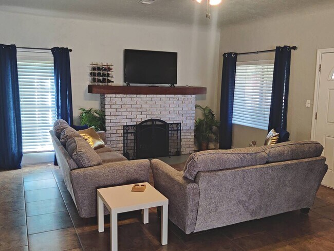 3 HABITACIONES - Sala de estar - 611 S Roselawn Ave