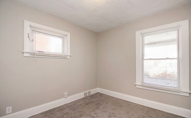 Foto del edificio - 12904 Thornhurst Ave