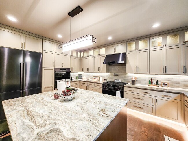 Building Photo - Luxurious Custom Built 4BD Rambler
