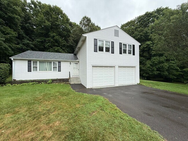 Foto del edificio - Beautiful 3 Bed, 1 Bath Single Family for Rent in Broad Brook!