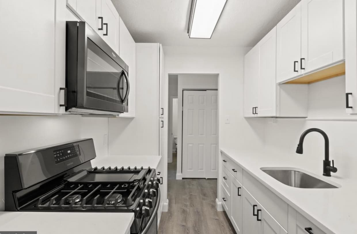 Primary Photo - 1 Bedroom 1 Bath apartment in Somerset Hou...
