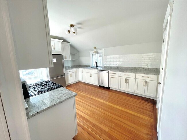 Foto del edificio - 74 Pinehurst Ave
