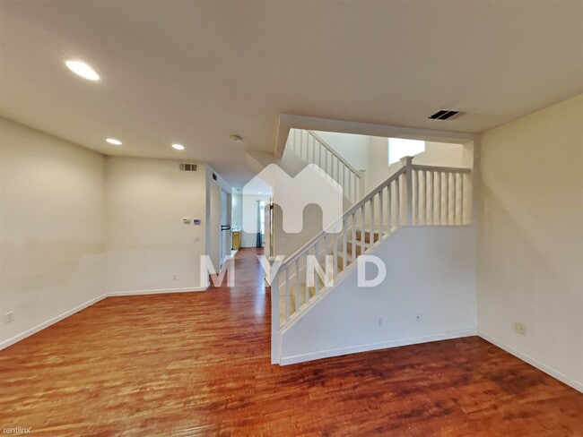Building Photo - 3 br, 2.5 bath Townhome - 3597 Dayton Common