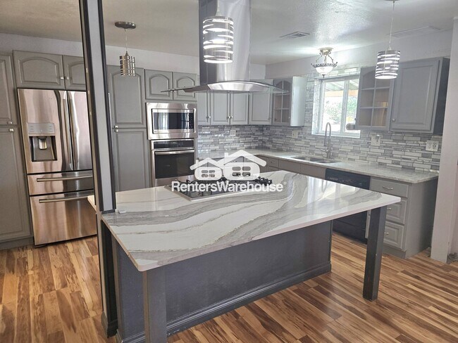 Foto del edificio - 999 Castlewood Dr