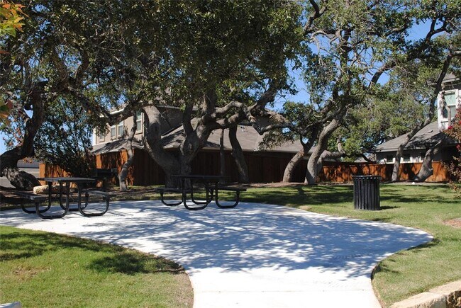 Building Photo - 608 Parkline Dr