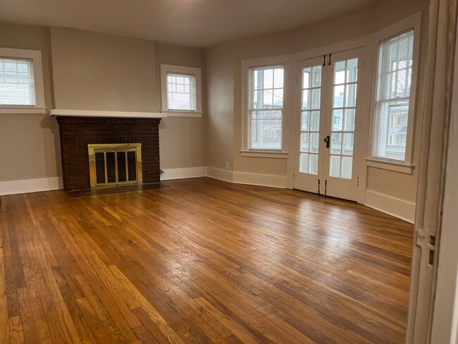 Building Photo - 242 Forest Hill Dr