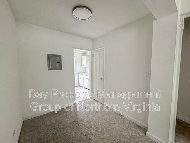 Building Photo - 214 N George Mason Dr