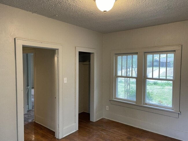 Building Photo - 1915 E Randolph Ave