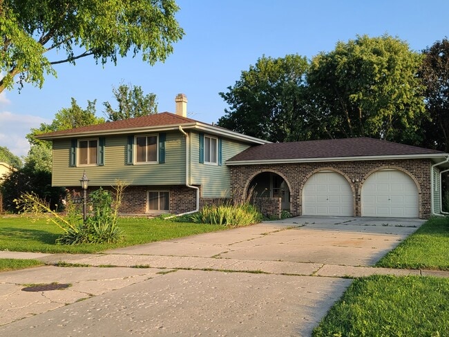 Building Photo - 106 W Kendall Dr
