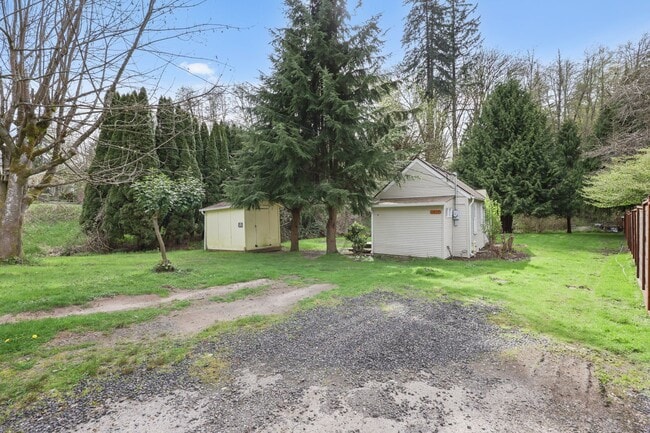 Building Photo - MOVE IN READY NOW! 1 bed 1 bath - Remodele...