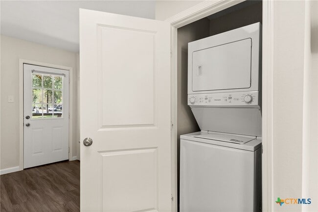 Building Photo - 214 Dallas St