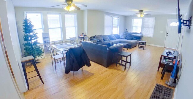 Foto del edificio - 3D Tour Available - 1.5 Blocks to Campus + Washer & Dryer + Off Street Parking + Pet Friendly! Av...