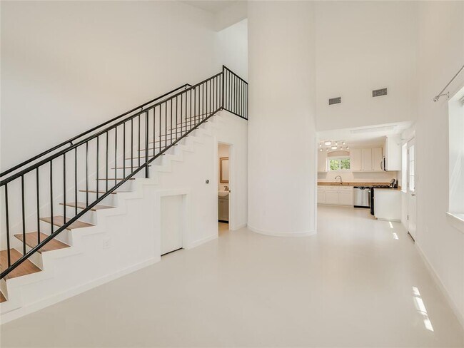 Building Photo - 2200 Rosewood Ave