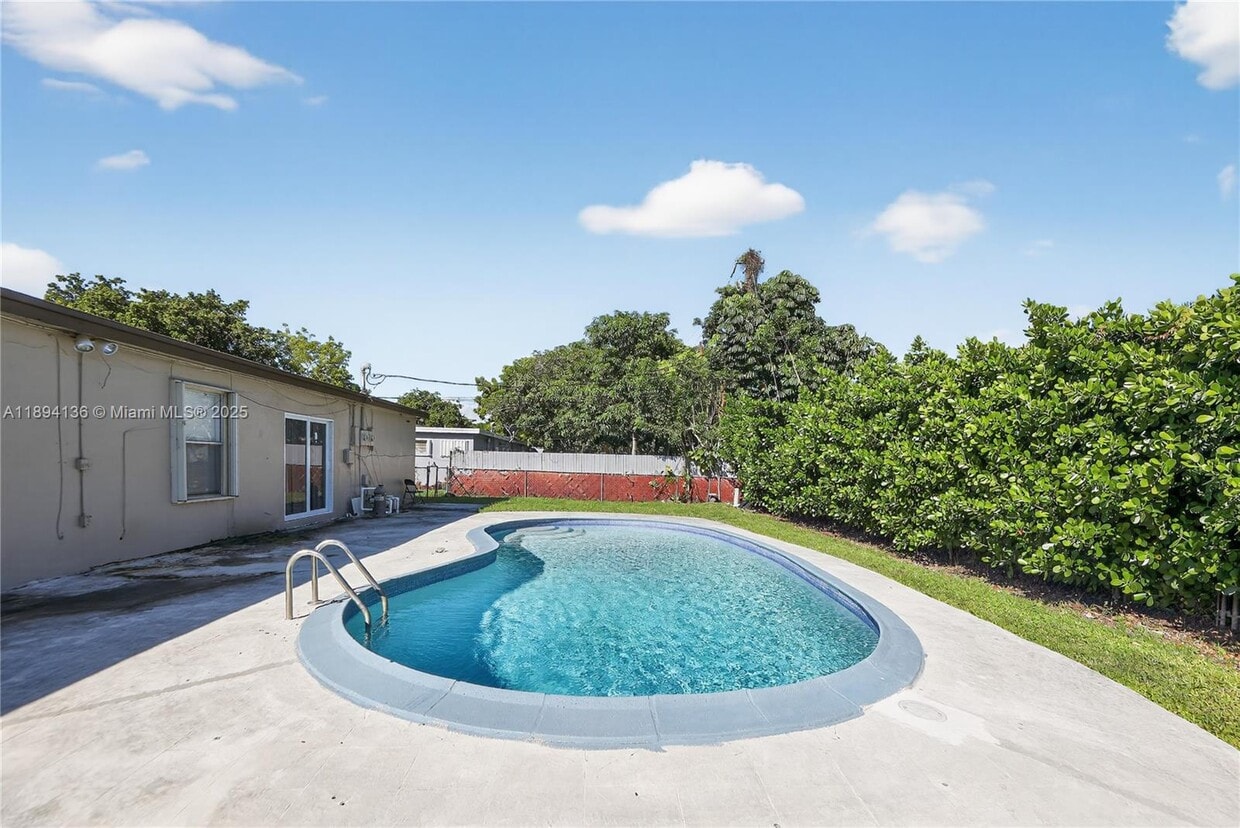 Foto principal - 7001 NW 15th St