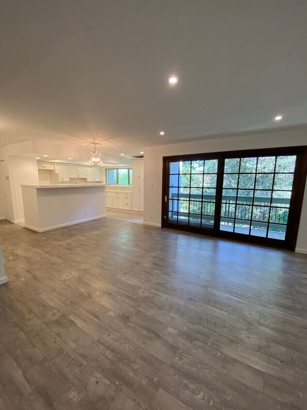 Foto principal - Beautifully Renovated 3+2 Creekside Condo ...