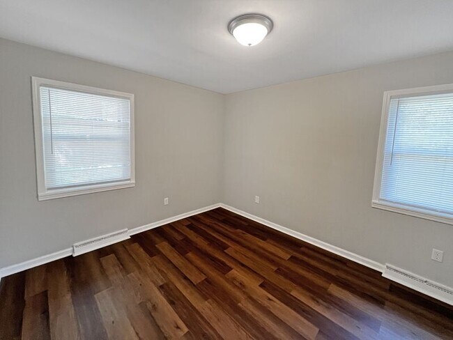 Foto del edificio - 9809 Maple Ln
