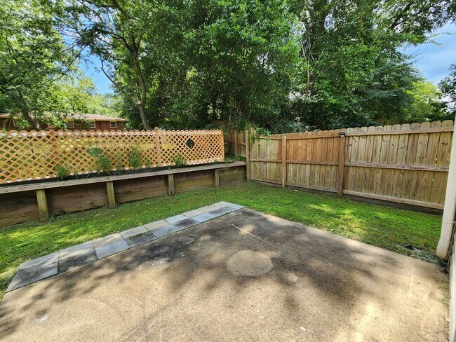Building Photo - 3 Bedroom 2.5 Baths 2 Car Garage - Central...