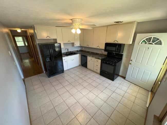 Foto del edificio - Bright & Spacious 3-Bedroom Home on Large ...