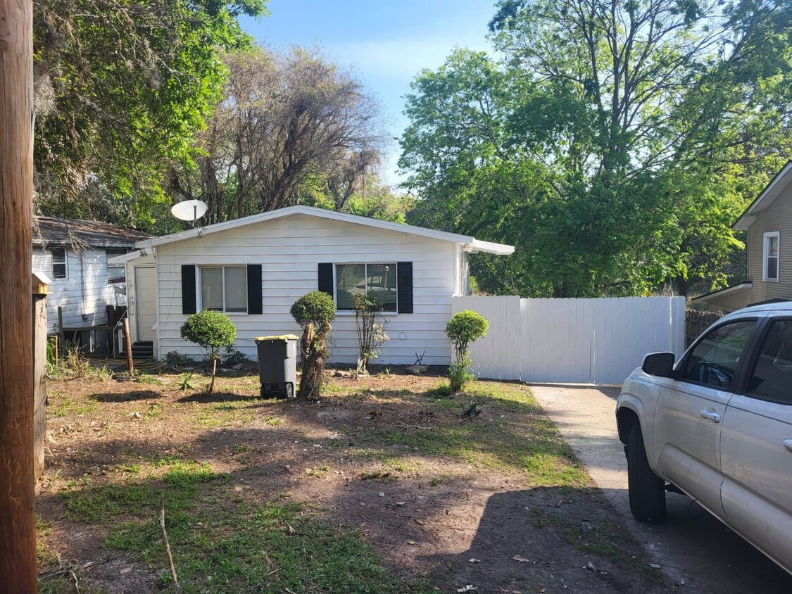 Primary Photo - Fully Renovated 4 /1 Single Family House A...