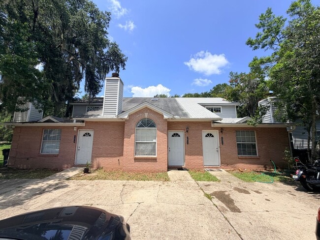 Pet Friendly Townhome * Washer & Dryer Included * Bonus Guest Space * Lawn Care Included - Pet Friendly Townhome * Washer & Dryer Included * Bonus Guest Space * Lawn Care Included