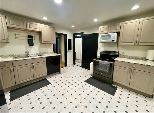 Building Photo - Charming 2BR Home with Vintage Style, Fenc...