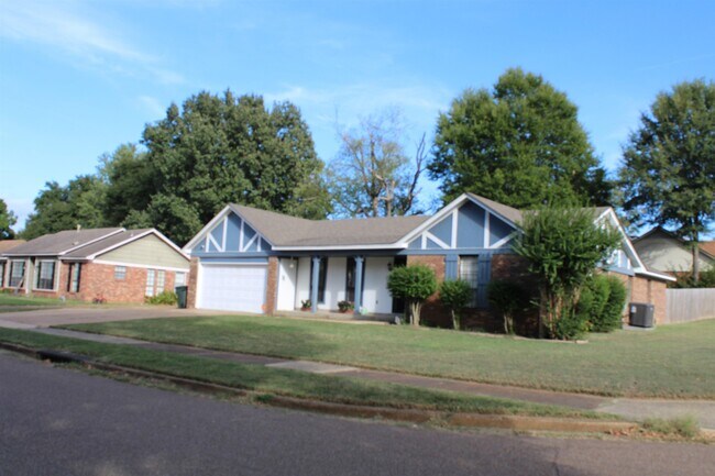 Building Photo - 3100 Mary Elizabeth Dr