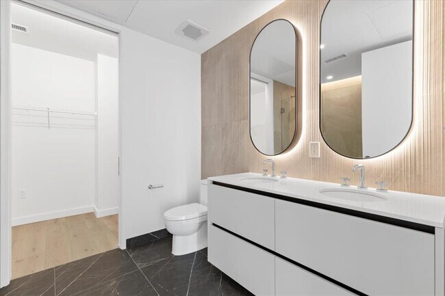 Building Photo - 610 Davis St