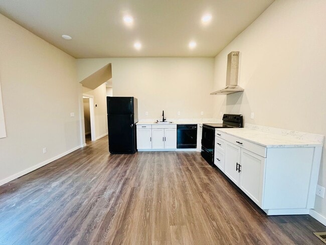 Building Photo - Modern Two Bedroom Two Full Bath House