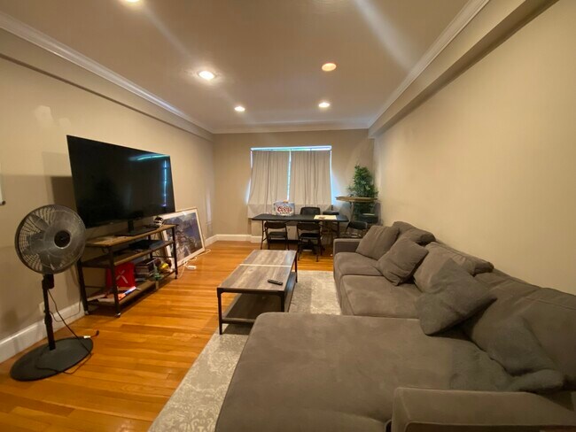 Building Photo - 93 Strathmore Rd