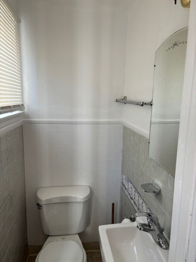 Foto del edificio - 4 Bed 1.5 Bath Home with Central Air on Ea...