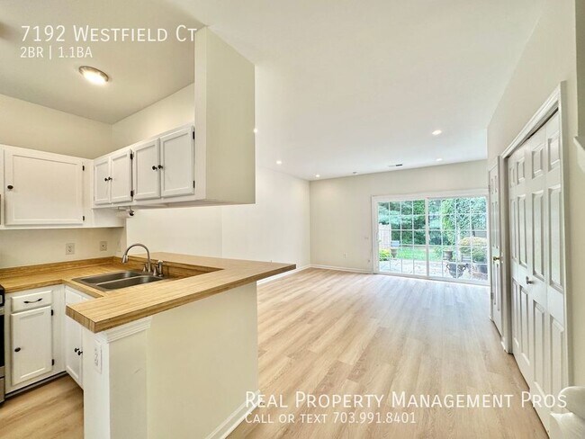 Building Photo - Sunny updated 2 bed 1.5 bath townhome back...
