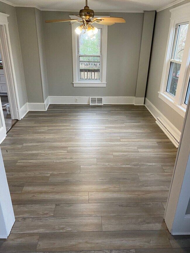 Building Photo - 3 Bedroom, 1 bathroom house in Pleasantvil...