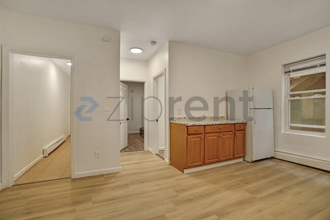 Building Photo - Unit 2R
