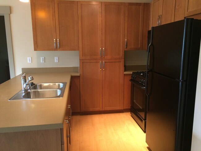 Foto del edificio - Bright Top-Floor Condo in the Heart of the...