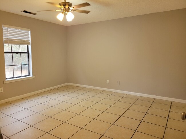 Building Photo - Section 8 accepted!!! "Charming 2-Bedroom Haven in the Heart of Decatur – Your Perfect Urban Retr...