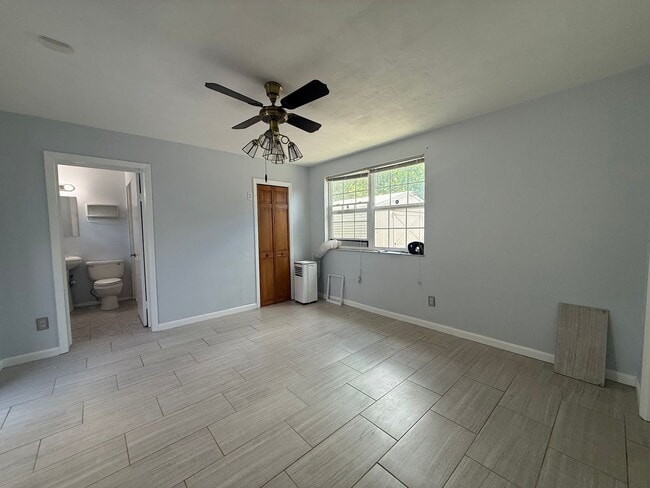 Building Photo - 3 Bedroom 2 Bathroom Updated Deltona Home GREAT Location Available IMMDEIATELY!!