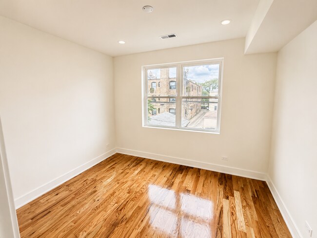 Foto del edificio - 3136 N Ridgeway Ave
