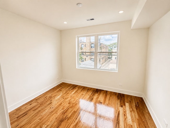 Building Photo - 3136 N Ridgeway Ave