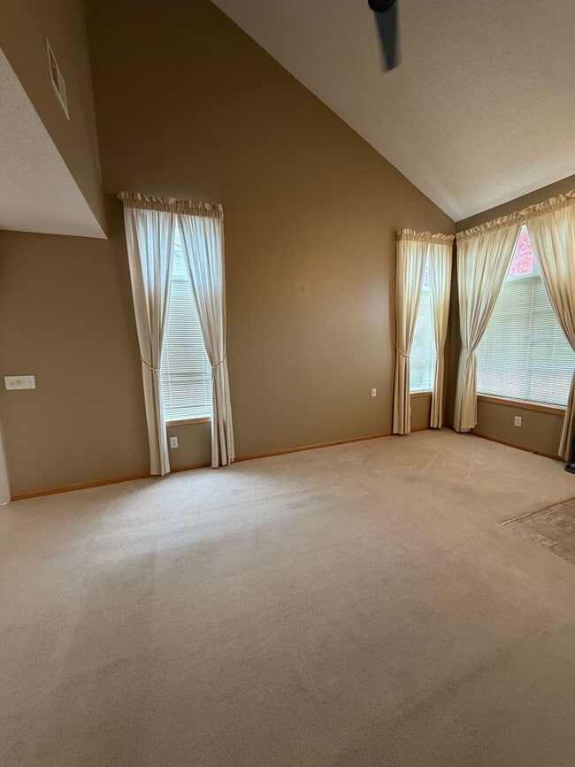 Building Photo - END UNIT! *3Bed*2Bath Lakeville/Farmington Stainless Steel Appliances. Available NOW!