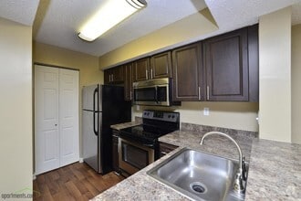 Kitchen - Lakeridge at the Moors