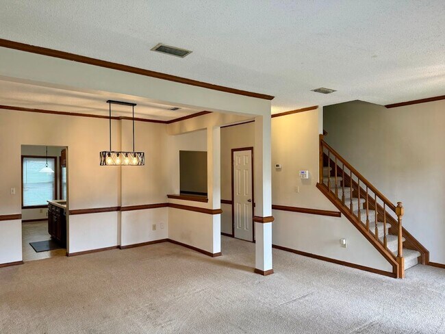 Foto del edificio - Stunning 3-bedroom Townhome in Heart of Vi...