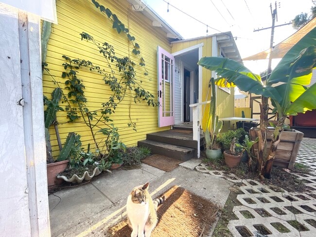 Bungalow side entrance - 3160 Atwater Ave
