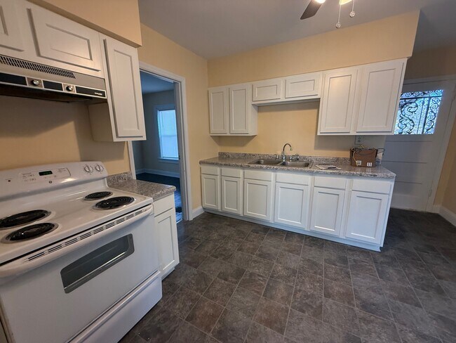 Foto del edificio - 958 N F St